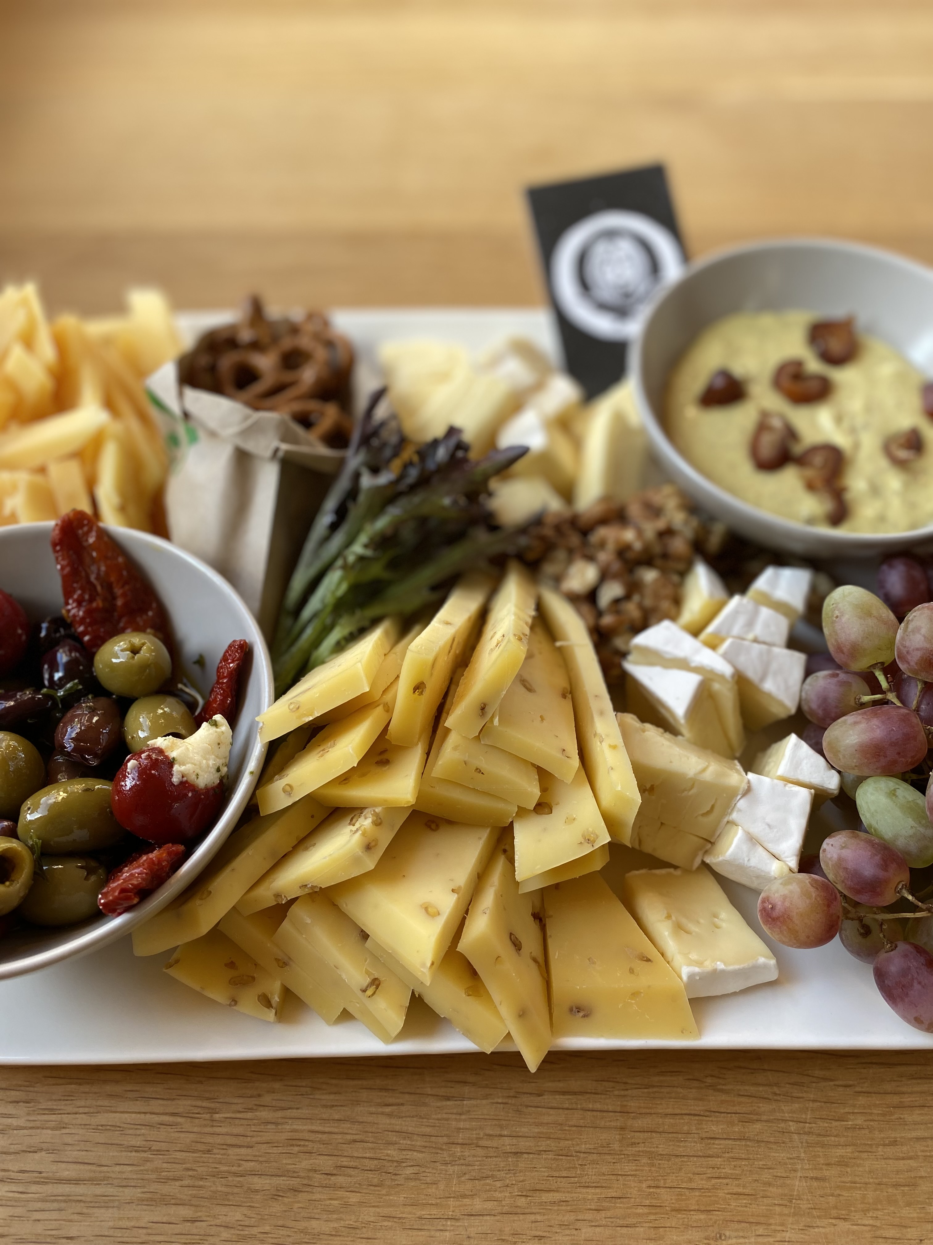Käse- und Antipastiplatte für 4-6 Personen